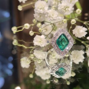 AMS9048 2.05ct Colombian emerald and diamond ring POV