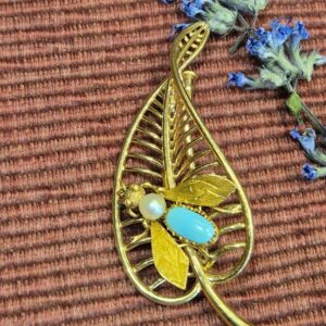 AVT9033 18ct gold leaf brooch with turquoise set fly, French