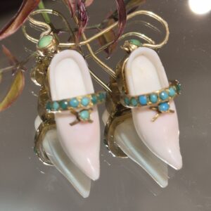 AMS9116C1890 coral and turquoise 'shoe' earrings