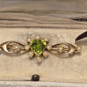 AMS9118 Peridot and seed pearl brooch, c1890