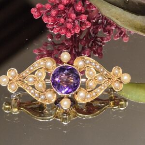 AMS9119 15ct gold beautiful amethyst and seed pearl brooch
